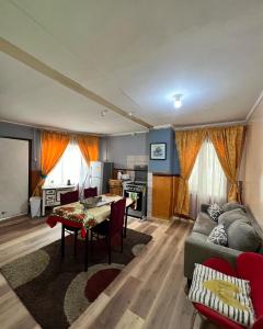 蓬塔阿雷纳斯Casa central en Punta Arenas的客厅配有沙发和桌子