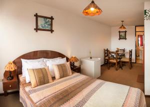 阿雷基帕贝纳维德斯酒店的一间卧室设有一张床和一间用餐室