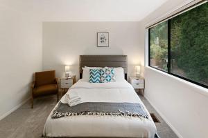 贝尔维尤Highland Haven BY Betterstay的一间卧室设有一张床和一个大窗户
