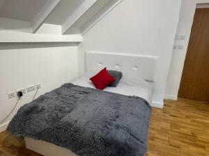 直布罗陀Moda Gibraltar - Central Location的一间卧室配有一张红色枕头的床