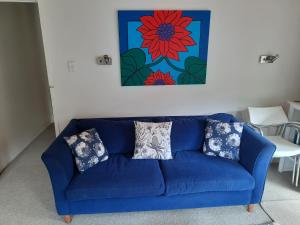 上哈特Akatarawa Valley Retreat a Cosy Two Bedroom Guest Suite的客厅配有带枕头的蓝色沙发