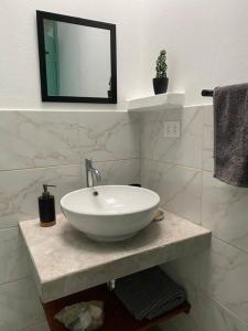 阿夏Casa de campo en Asia的浴室设有白色水槽和镜子