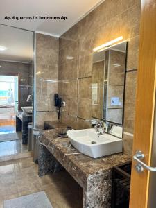 阿威罗Passadiços da Ria的一间带水槽和大镜子的浴室