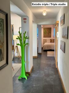 阿威罗Passadiços da Ria的走廊,房间中间有一个绿花瓶