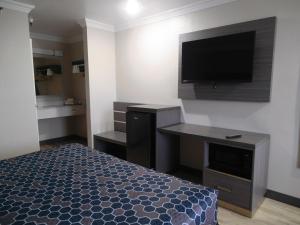 里亚托里阿尔托美国最有价值旅馆的一间卧室配有一张床和一台平面电视