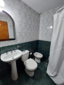 圣罗莎Departamento Falucho 1的浴室设有2个卫生间、水槽和镜子