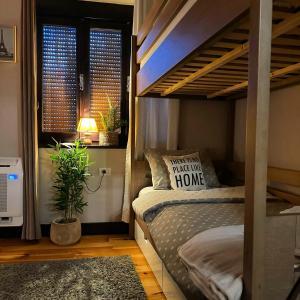 戈里察Villa Elezi 2的一间卧室配有一张双层床和盆栽植物