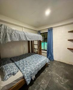 别霍港Casitas Coloradas Puerto Viejo的一间卧室配有双层床和窗户。