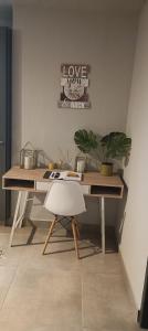 比勒陀利亚Circa unit 91的一张木桌,在房间内配有白色椅子