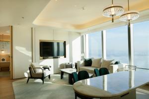 深圳深圳南山香格里拉的客厅配有沙发和桌椅