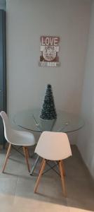 比勒陀利亚Circa unit 91的玻璃桌,带圣诞树和两把椅子