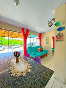 帕罗卡Casa de Anita Pinheira 30m da praia的客厅配有桌子和蓝色沙发