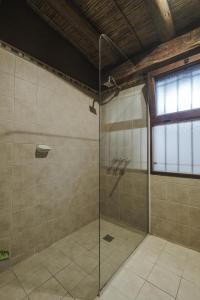 蒂尔卡拉卡瓦尼亚斯阿加坎托山林小屋的带淋浴的浴室和玻璃门