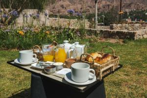 蒂尔卡拉卡瓦尼亚斯阿加坎托山林小屋的野餐桌,包括一篮面包和饮料
