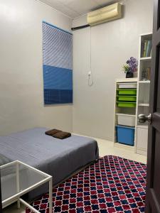 甲抛峇底Myra Homestay Bertam, Penang的一间卧室配有一张床和地毯