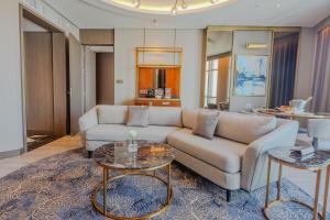 曼谷Centara Grand At CentralWorld的客厅配有沙发和2张桌子