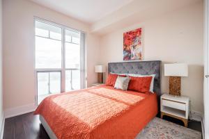 多伦多GLOBALSTAY Modern Downtown Apartment的一间卧室设有一张床和一个大窗户