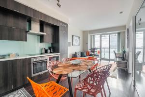 多伦多GLOBALSTAY Modern Downtown Apartment的厨房以及带桌椅的用餐室。