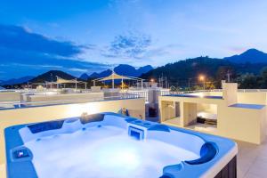 三百岭东方海滩明珠度假酒店的房屋屋顶上的热水浴池