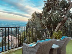 洛杉矶Hollywood Hills Haven-Guest House的市景阳台,配有两把椅子