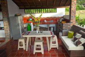 库里蒂Cabaña el Gaque的露台配有桌椅和冰箱。
