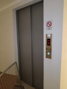 特木科Suitsebastian的大楼内有电梯,有禁烟标志