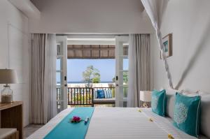 吉利特拉旺安Kardia Resort Gili Trawangan A Pramana Experience的一间卧室设有一张床,享有海景