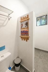 卢纳将军城Blauset Two的一间带卫生间的浴室和墙上的照片