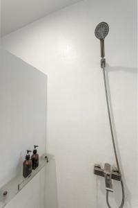 卢纳将军城Blauset Two的墙上的软管淋浴