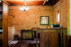 哲帕拉哈瑞曼尼斯小屋的一间带水槽和砖墙的浴室