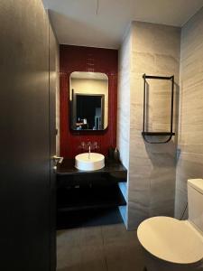 芭堤雅市中心Condo Edge Central的一间带水槽和镜子的浴室