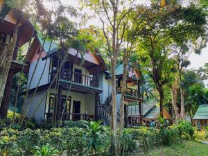 通塞海滩Dream Valley Resort, Tonsai Beach的树中间的房子