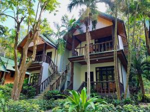 通塞海滩Dream Valley Resort, Tonsai Beach的棕榈树丛林中的房屋