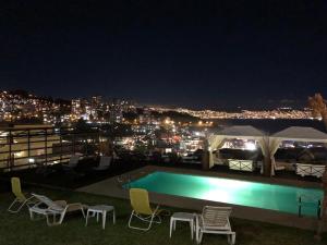 维纳德马FINTUPS SPA的享有城市美景的夜间游泳池