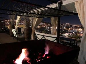 维纳德马FINTUPS SPA的 ⁇ 火坑,晚上可欣赏到城市美景