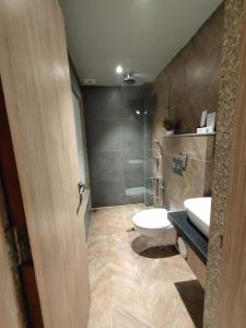 博帕尔Playotel Inn Aria, Bhopal的浴室配有白色卫生间和盥洗盆。