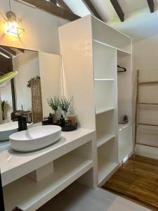 爱妮岛TukoKubo的白色的浴室设有水槽和镜子