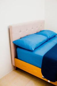 道伊斯Villa Izabella in Panglao Island的一张床上有蓝色枕头的睡床