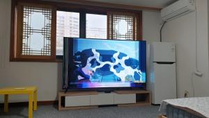 首尔dakwan stay的客厅配有平面电视