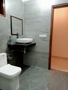 Kota BāghPatli Fort Hills Estate的浴室配有白色卫生间和盥洗盆。