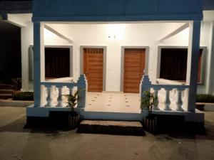 Kota BāghPatli Fort Hills Estate的两扇门的蓝色和白色房子