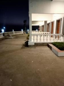 Kota BāghPatli Fort Hills Estate的停车场内白色的长凳