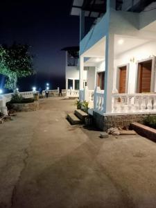 Kota BāghPatli Fort Hills Estate的一座晚上有停车位的建筑