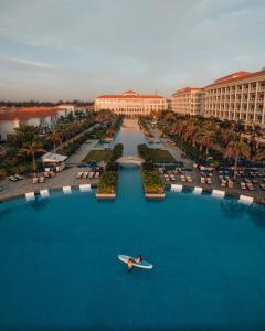 岘港Sheraton Grand Danang Resort & Convention Center的渡假村水中的人