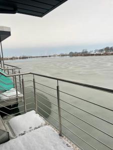 旺格兰Hausboot der Friesländer im Wangermeer的船上的船只,上面有雪