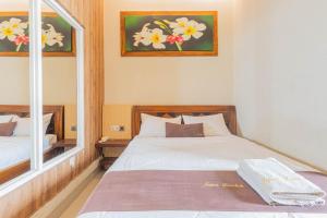 马塔兰Jepun Guest House的一间卧室配有一张床和镜子