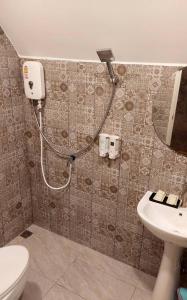 เรินนายหัว by KOYAD的带淋浴、卫生间和盥洗盆的浴室