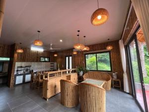 Yen BaiOMTARA RETREAT的开放式厨房设有木墙和桌椅