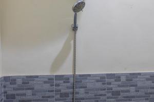 马塔兰Penginapan Asri的墙上的淋浴头