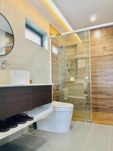 潘切占城度假酒店&Spa的一间带卫生间和玻璃淋浴间的浴室